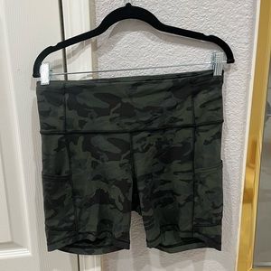 lululemon camo Fast and Free biker shorts sz 10